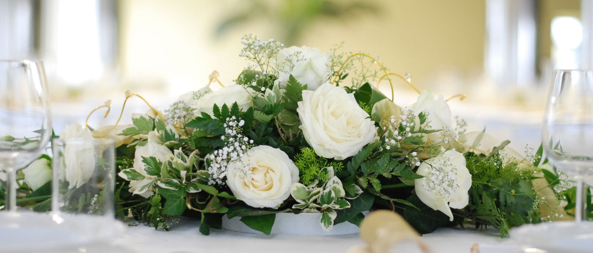 Elegant gedeckter Tisch mit Blumenarrangement für besondere Anlässe