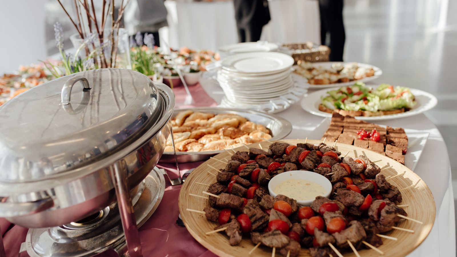 Buffet-Aufbau von A jour Catering mit vielfältigen Speisen